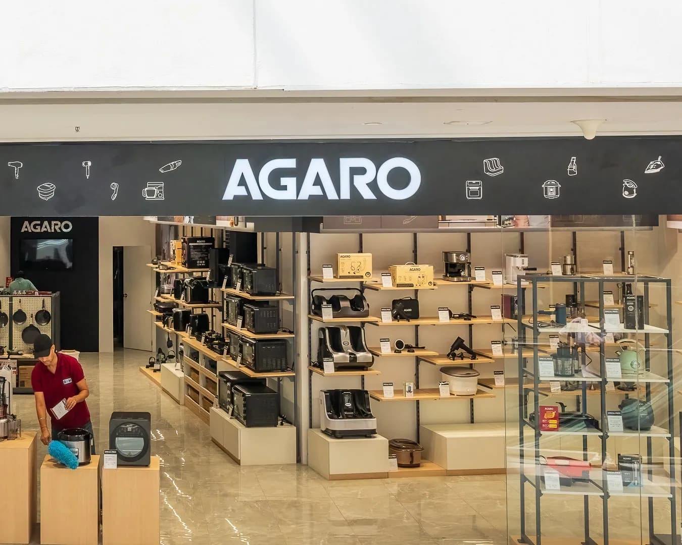 Agaro store in a mall: illuminated fascia and the open shop floor