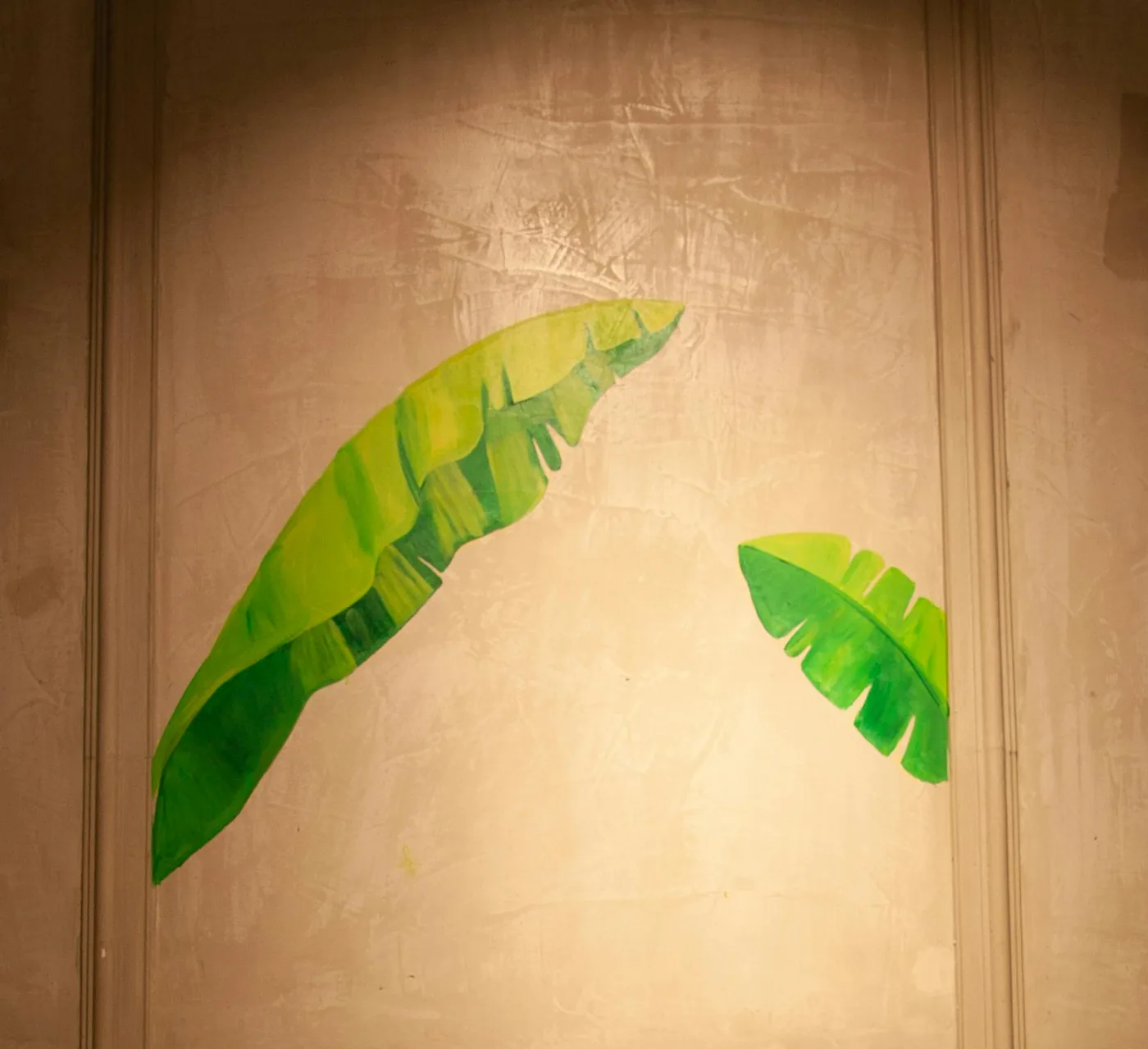 Banana leaves hand-painted on a moulded plaster wall panel